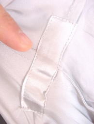 フーティエシルクパジャマ　股部分　ズボンの股部分はどうしても傷みやすい箇所。そこで同じ色のシルク生地で補強してあります。いつまでもご愛用頂けるようにちょっと工夫してみました♪　(^_^)ｖ　フーティエブランドシルクパジャマ